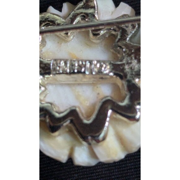 Gold Tone Lisner Floral Brooch With cream Rose Leaf Details Elegant Statement - Picture 5 of 6